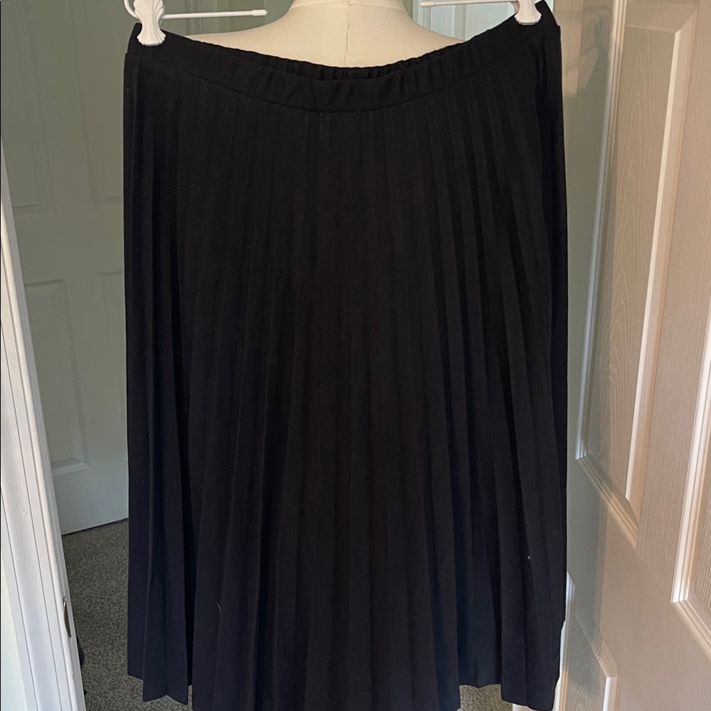 GUC Elegant Black Pleated Skirt. Size 20
